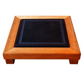 Plato de granito con soporte de madera 25 x 22 cm.