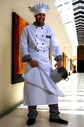 Filipina blanca con cuello y puños en color negro.