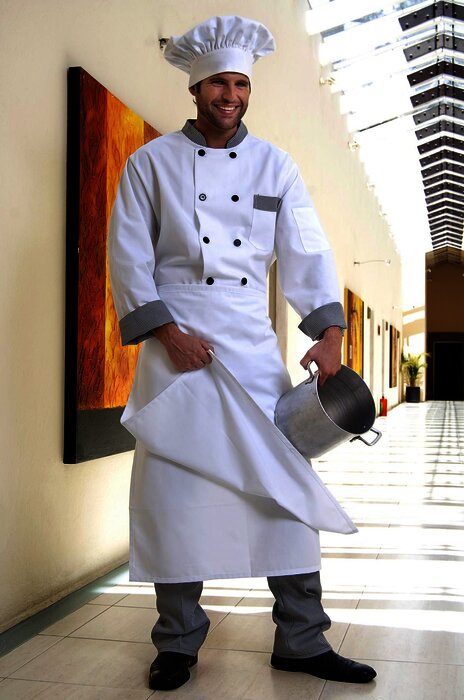 Filipina blanca con cuello y puños en color negro.