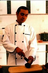 Filipina negra con vivos color blanco.